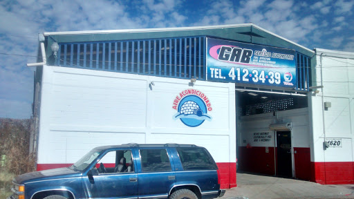 Fachada del taller GAB Servicio Automotriz con el anuncio y el número 1620